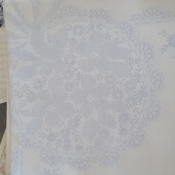 New Vintage floral needlepoint table cloth - Picture 6 of 10